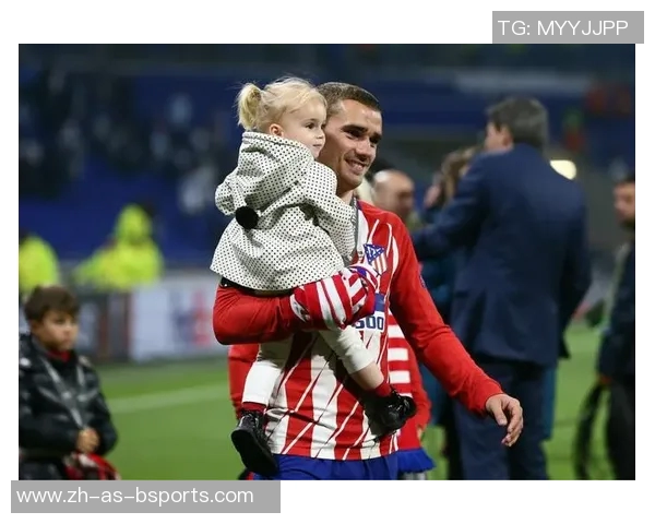 温馨笑容定格绿茵巨星家庭合影展现足球背后的亲情力量 温馨笑容定格绿茵巨星家庭合影展现足球背后的亲情力量